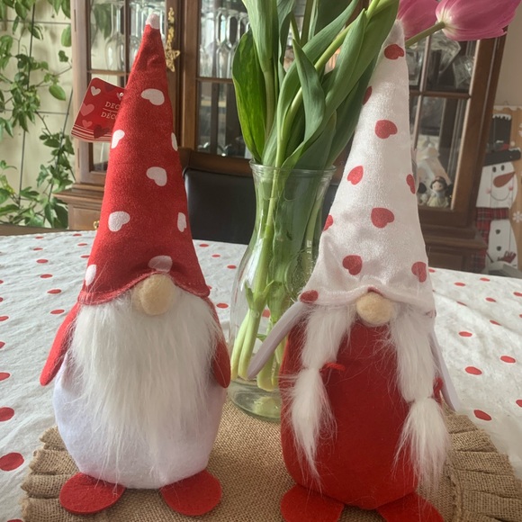 Set of 2 matching Valentine’s Day gnome decoration with hearts - Picture 1 of 1